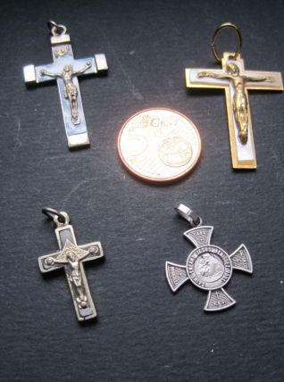 4  pendentifs anciens  Bon état voir photos  en métal 