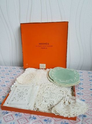 Gros lot de napperons et dentelles