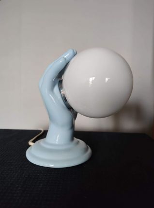 lampe main en céramique bleue et globe opaline blanc vintage