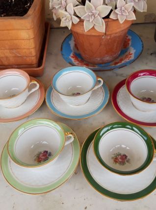 Tasses porcelaine +s.tasses bords couleur et or