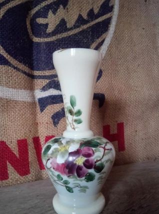 Joli vase ancien en opaline 