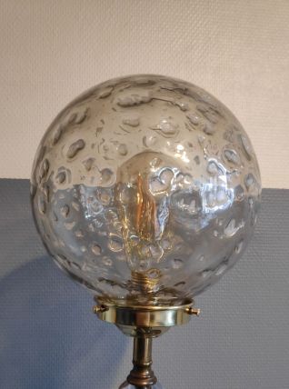 lampadaire pied laiton et globe en verre texturé