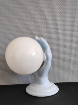 lampe main en céramique bleue et globe opaline blanc vintage