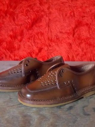 Chaussures enfants en cuir marron (Années 60)