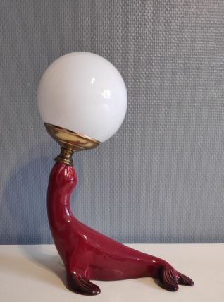 lampe otarie en céramique bordeaux avec globe opaline