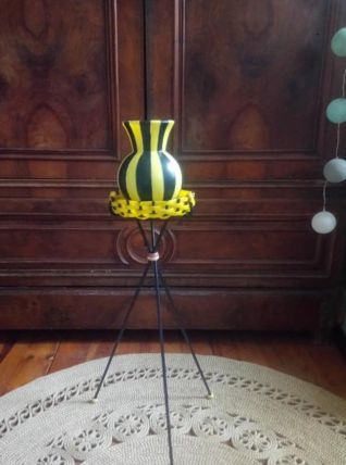 Joli vase en plastique et son support sur pied  Années 50/60