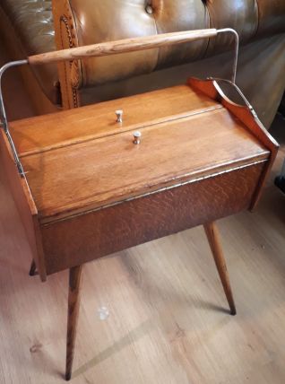 travailleuse scandinave en bois. Pieds compas, couturiere vi