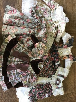 Lot de 5 robes de poupées vintage