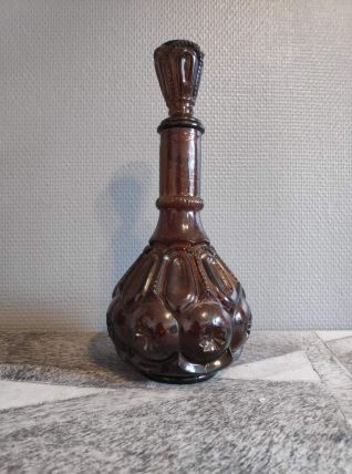carafe en verre marron avec bouchon