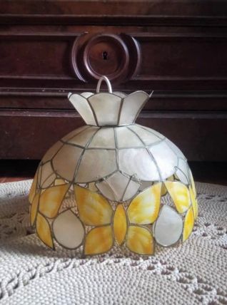 Suspension/lustre en nacre et en laiton 