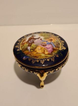 Boîte tripode en Porcelaine bleue scène galante      