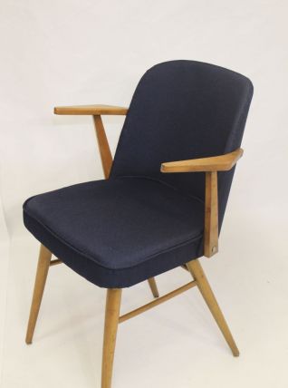 Chaise scandinave accoudoirs suspendus, retapissée tissu ble