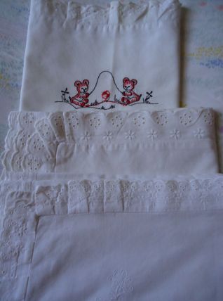 3 Taies d'oreillers Bébé  brodées 40x50cm Vintage