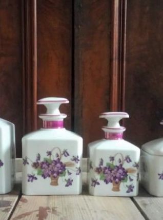 Ancien ensemble de toilette en porcelaine de Limoges 