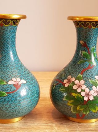 Paire de vases en émail cloisonné 