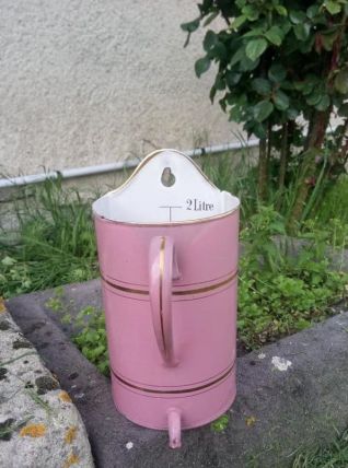 Ancien pot de lavement mural émaillé rose et doré 