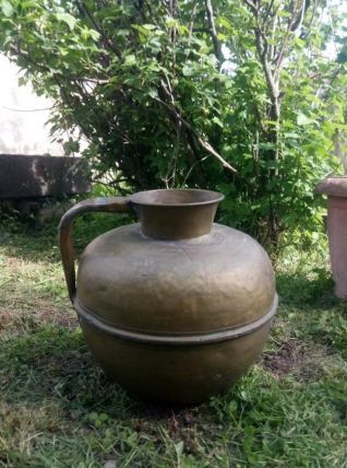 Ancienne grande cruche en cuivre martelé - Art populaire 