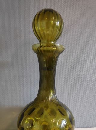 carafe verte en verre avec bouchon rond nervuré