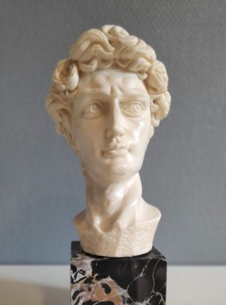 buste en composite blanc et socle en marbre