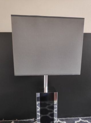grande lampe avec pied noir et gris carré et abat-jour gris