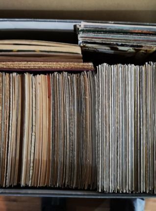 une boite remplis de cartes postales 