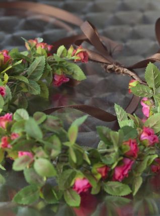Couronne de fleurs roses et feuillage