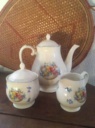 Service au décor de fruits.