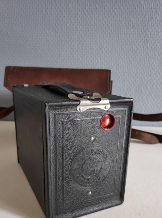 appareil photo ancien Brownie n°2 avec sa sacoche en cuir