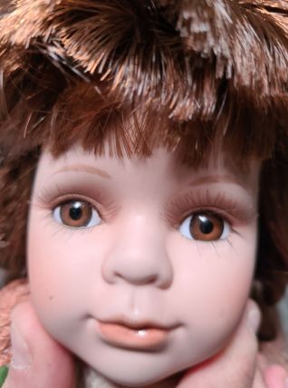 Poupée porcelaine gravée