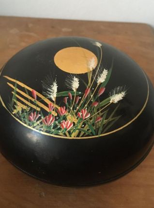 Boîte ronde au décor japonisant.