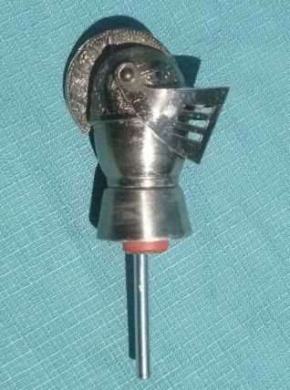 Bouchon verseur Casque de Chevalier en Métal