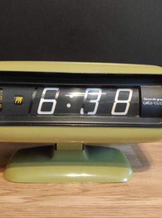 réveil "space age" japonais Sanyo Digi-Glo