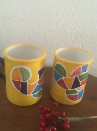 Deux mugs en poterie vernissée.