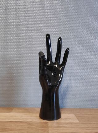 main en céramique noire