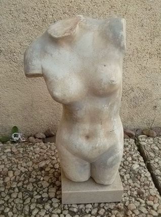 sculpture en platre sur socle en marbre