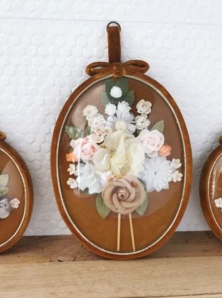 Trio de cadre en verre bombé et fleurs en tissu
