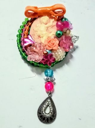 Broche camée kitsch, colorée, pendentif camée