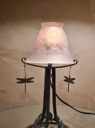 lampe art nouveau  fer forgé et tulipe verre opaque moulé   