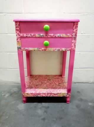 Table de chevet vintage upcyclée en rose