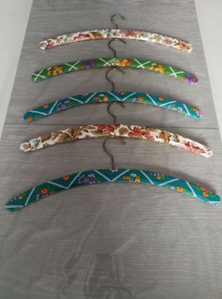 Cinq cintres vintage 