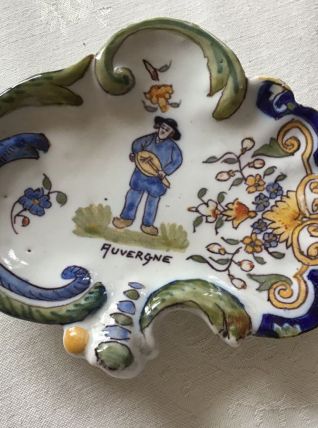 Vide poche ancien en faience représente un auvergnat