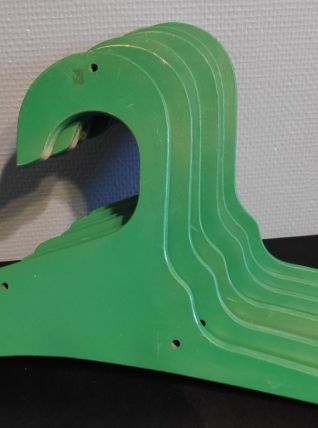 cintres vert en bois épais vintage