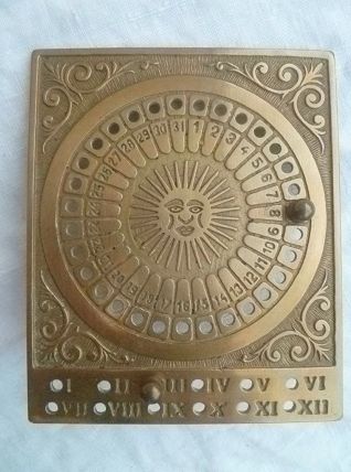 calendrier  en laiton , vintage