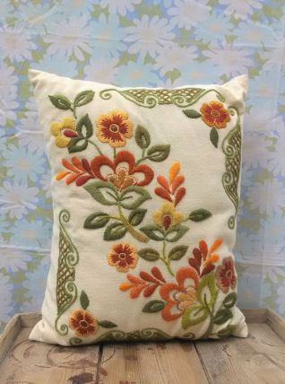 Joli coussin brodé (motif floral)