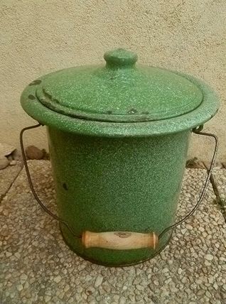 seau hygiènique , acier  émaillé  ,vert , vintage 