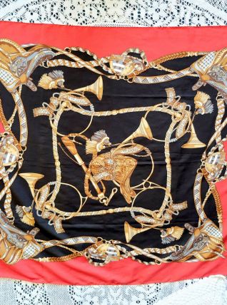 Foulard polyester décor selle de cheval 