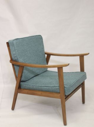 Fauteuil scandinave 1960 tissu bleu retapissé.