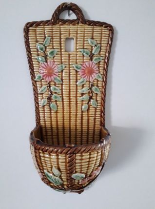 Barbotine avec un décor floral