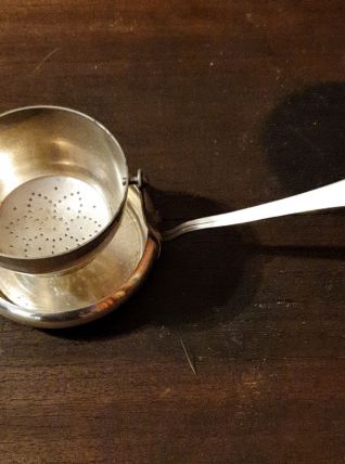 Passoire à thé en métal argenté 