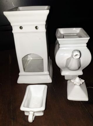 Trois tisanières en porcelaine 